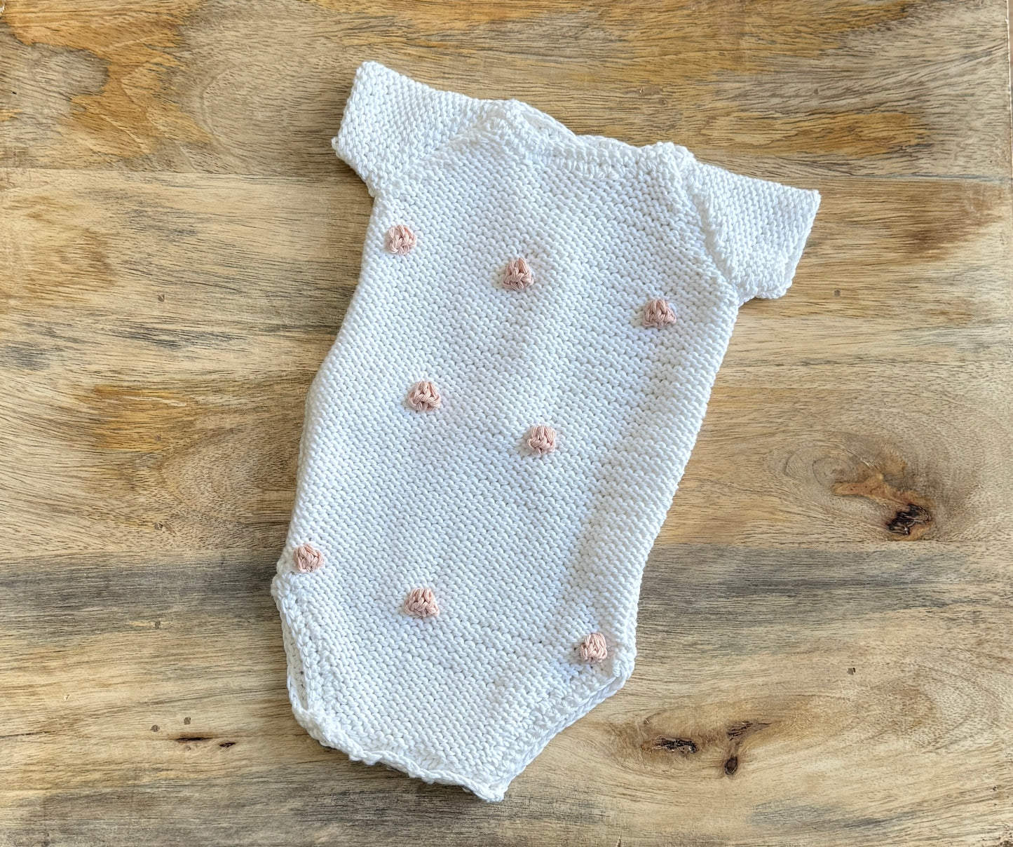 Pelele blanco bodoques rosa empolvado
