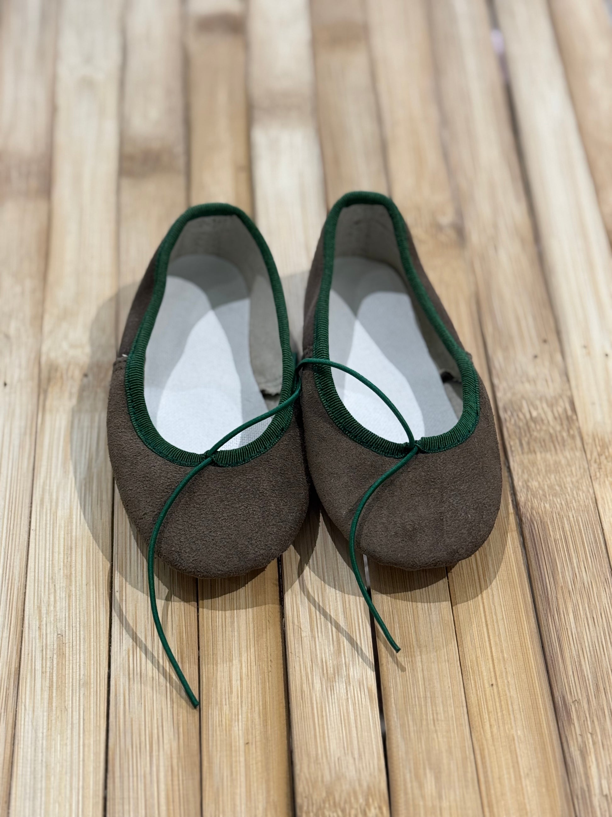 Manoletinas serraje topo ribete verde