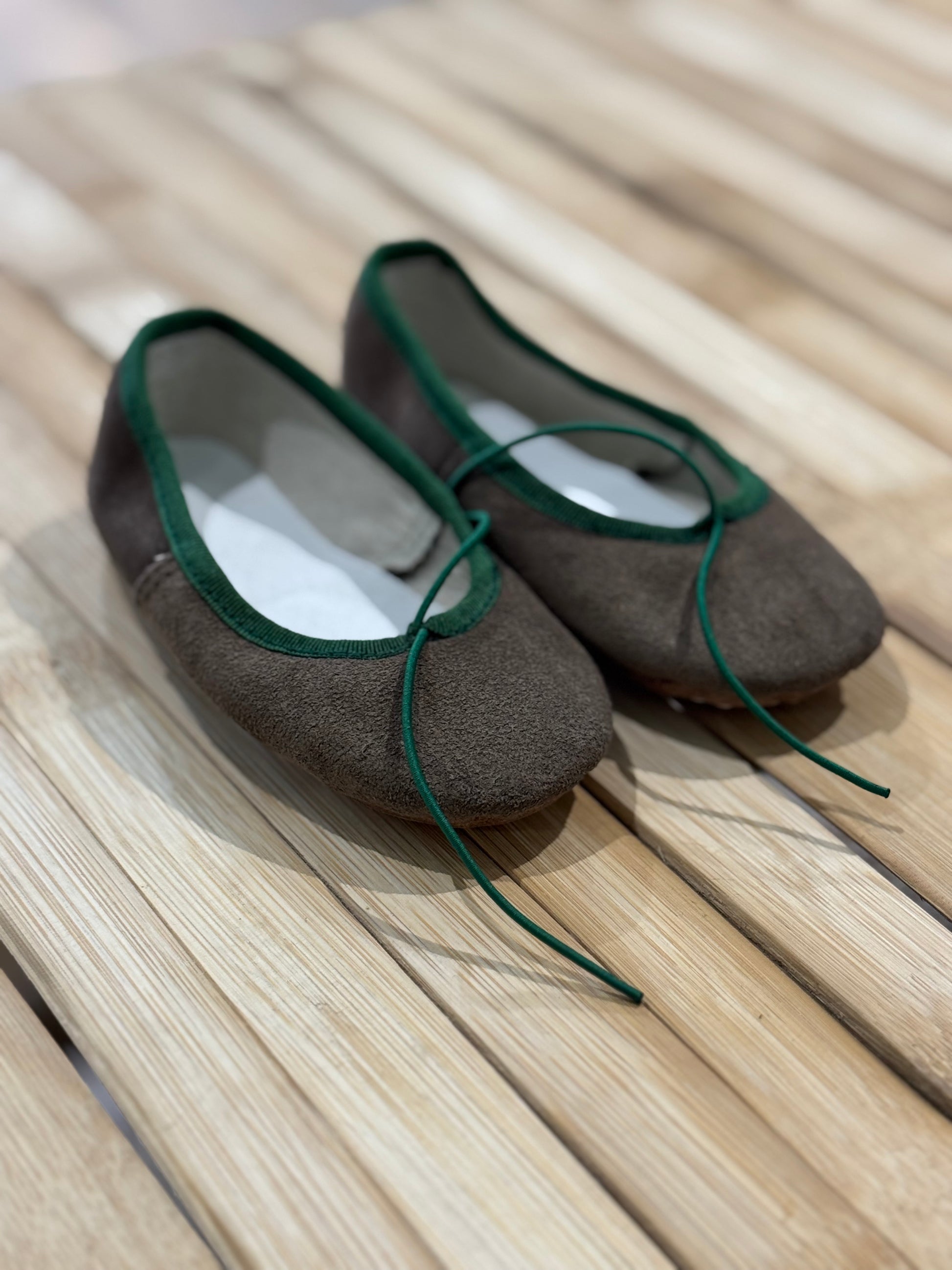 Manoletinas serraje topo ribete verde