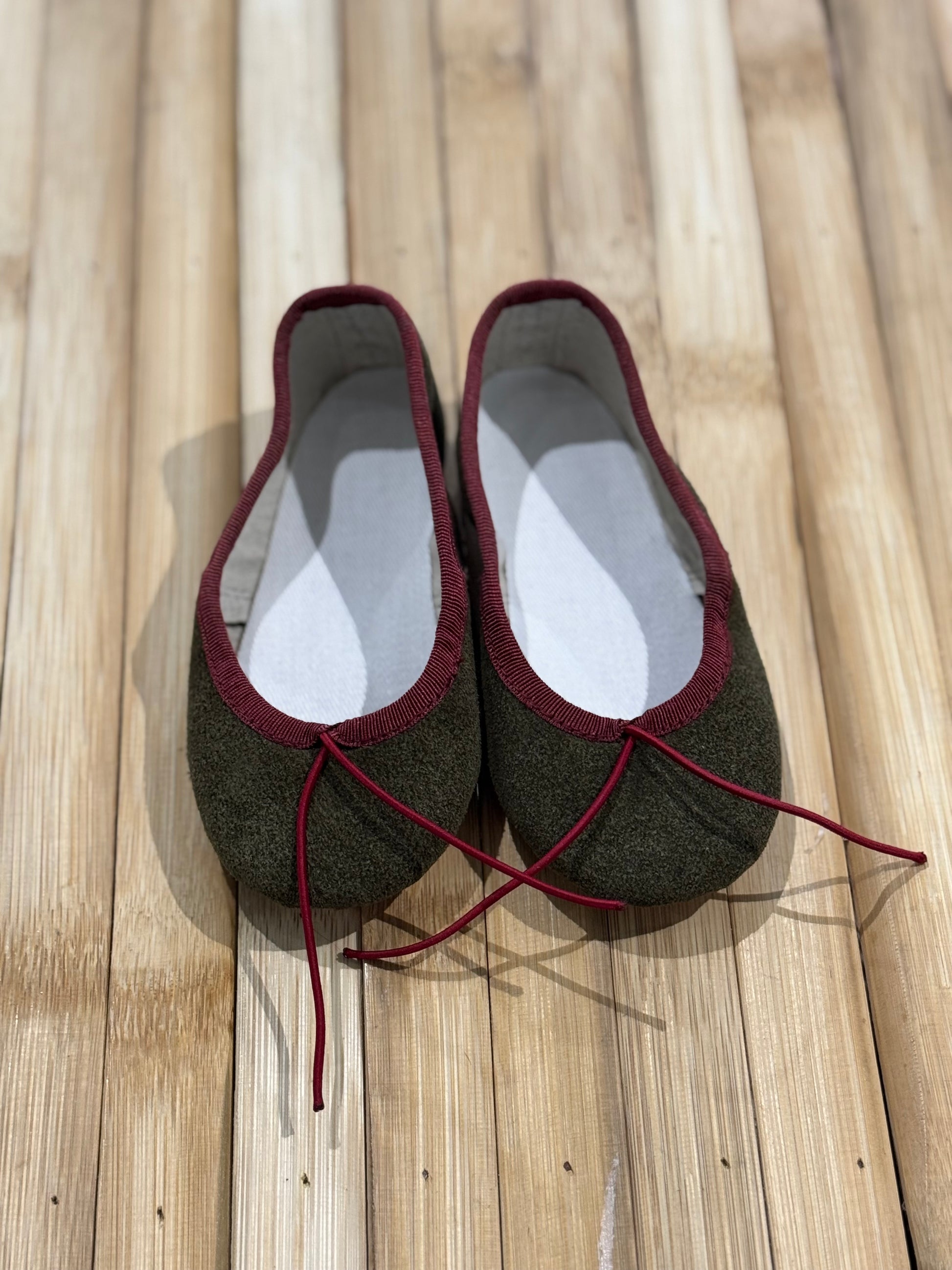 Manoletinas serraje verde musgo ribete burdeos