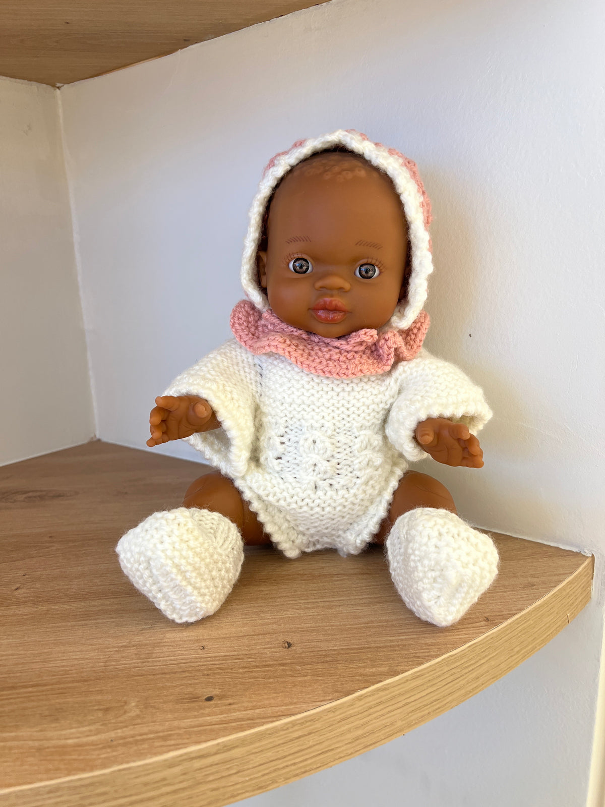 Muñeca Pocholita blanco cuello rosa