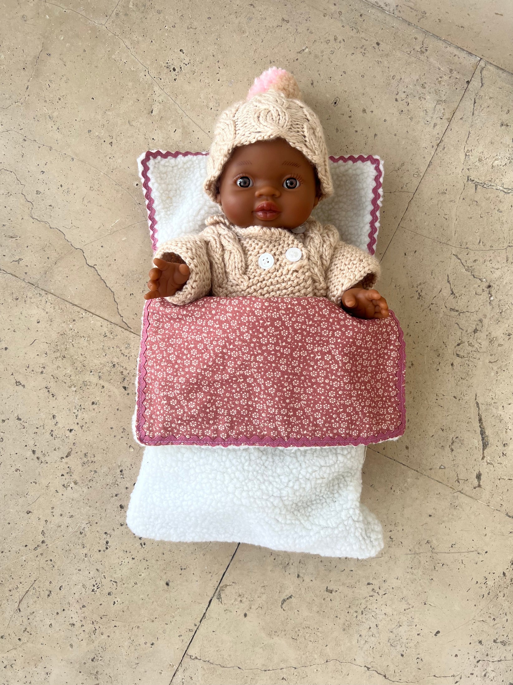Arrullo para muñeca flores rosa