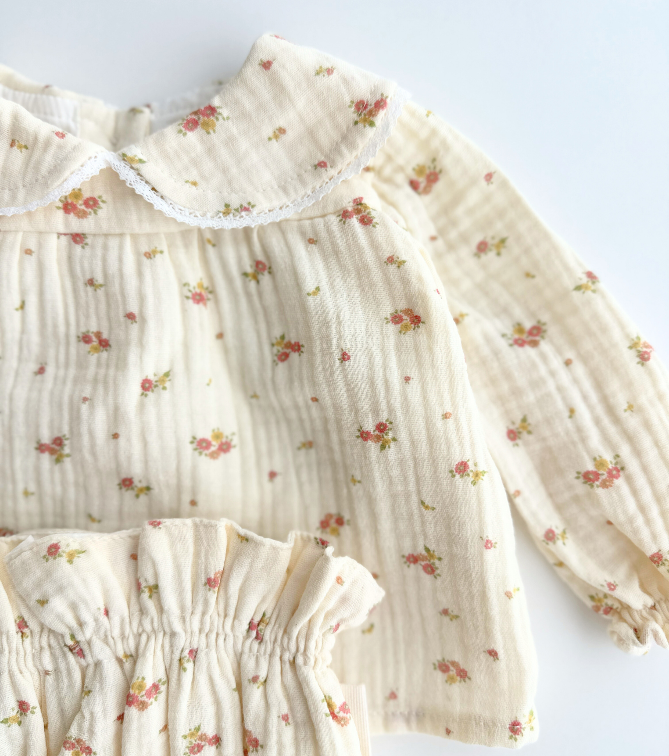 Conjunto blusa y culetín | Bruma | Mini flores rosas