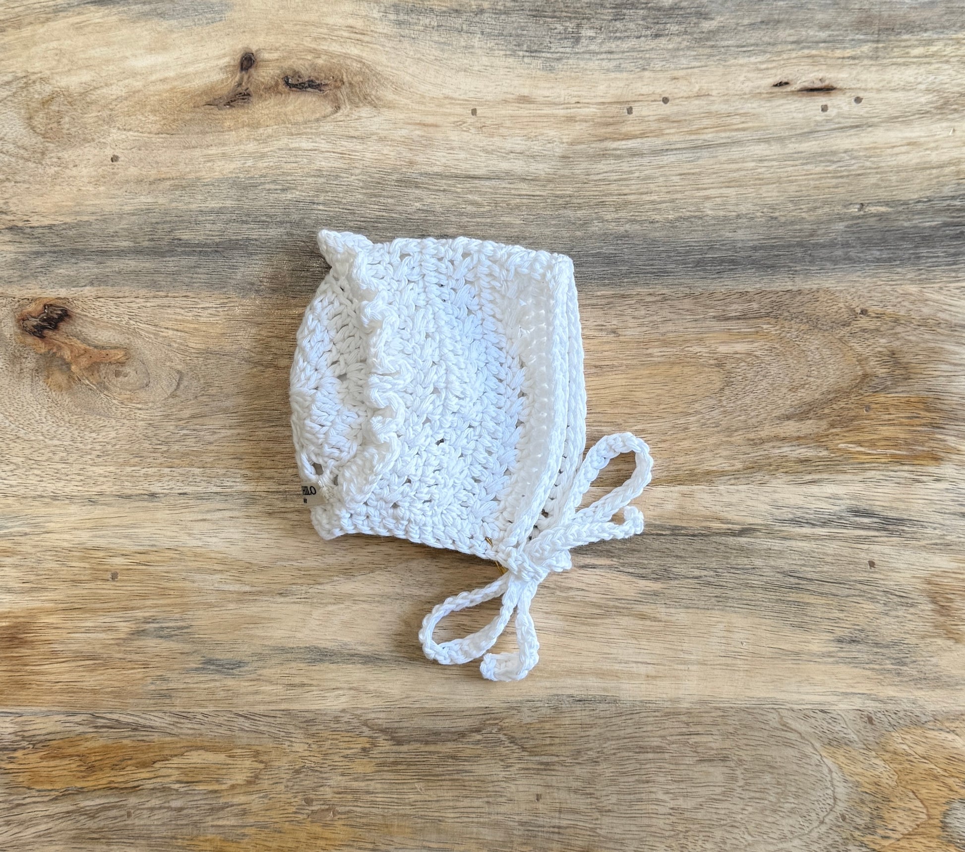 Capota crochet volante blanca