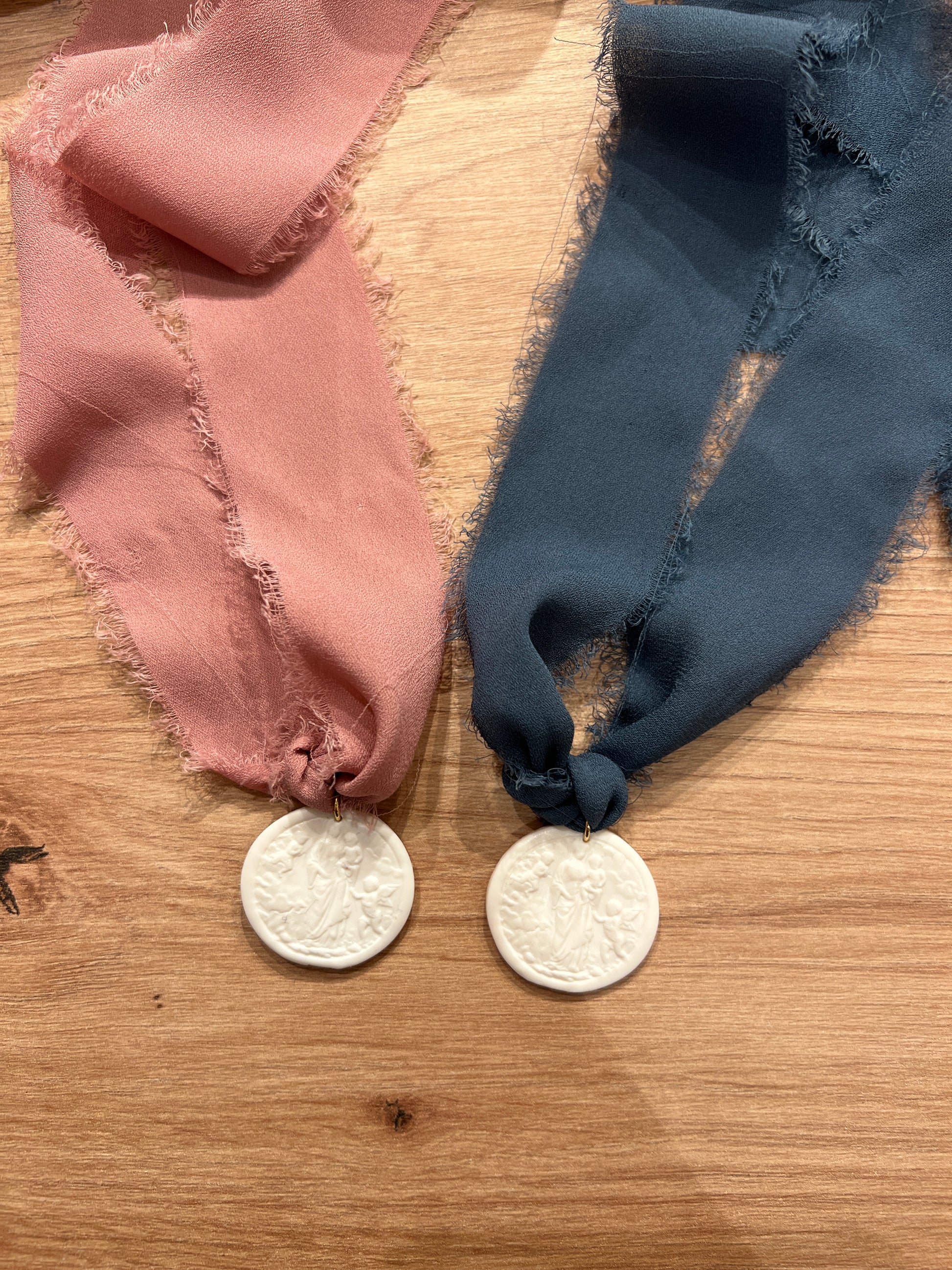 Medallón cuna virgen con angelitos