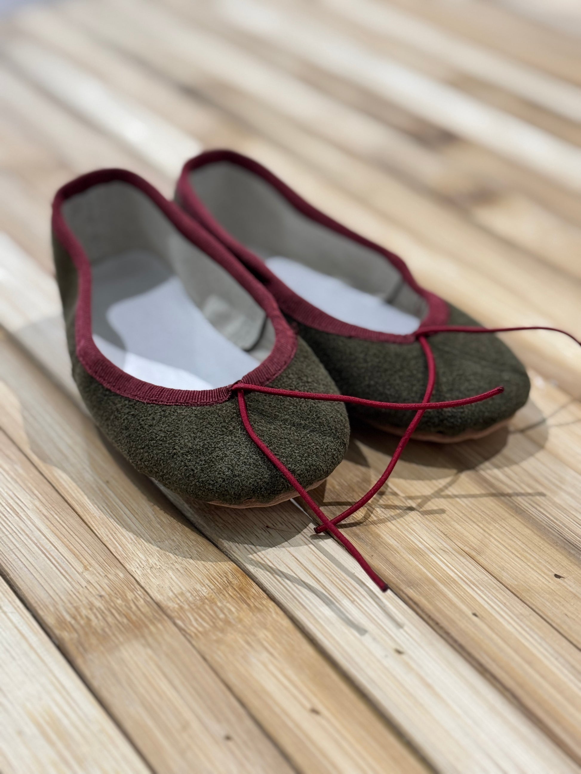 Manoletinas serraje verde musgo ribete burdeos