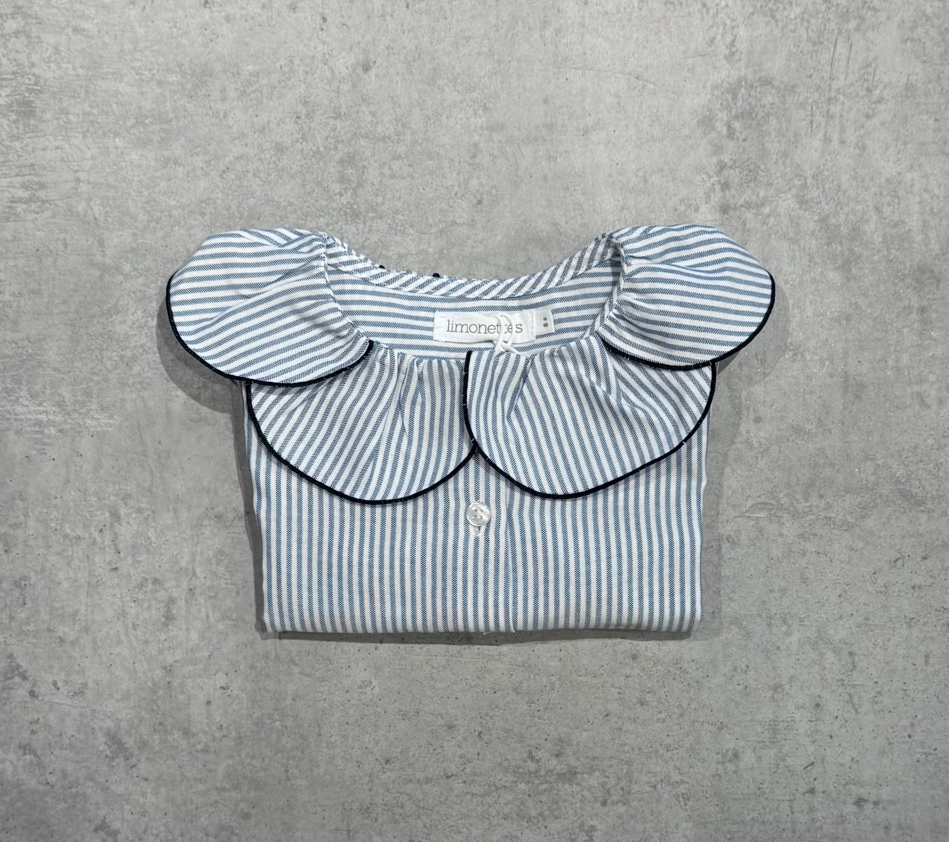 Blusa cuello flor rayas azules