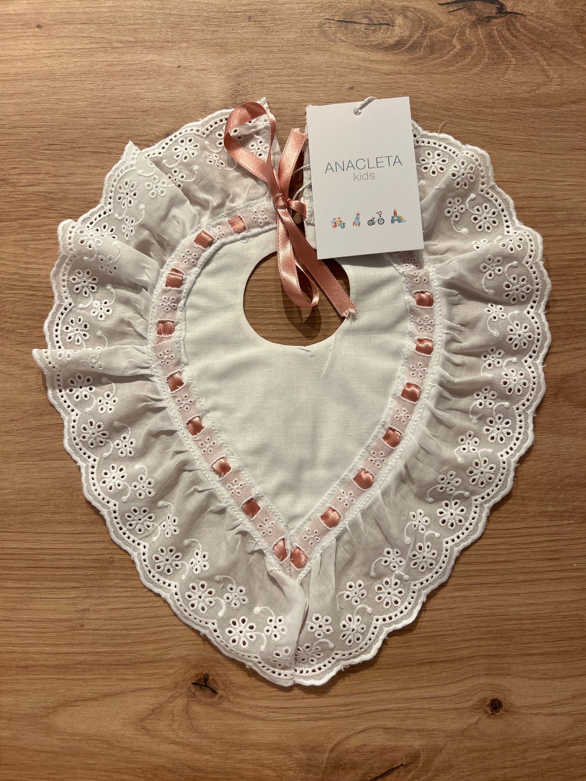 Babero alfiler rosa empolvado
