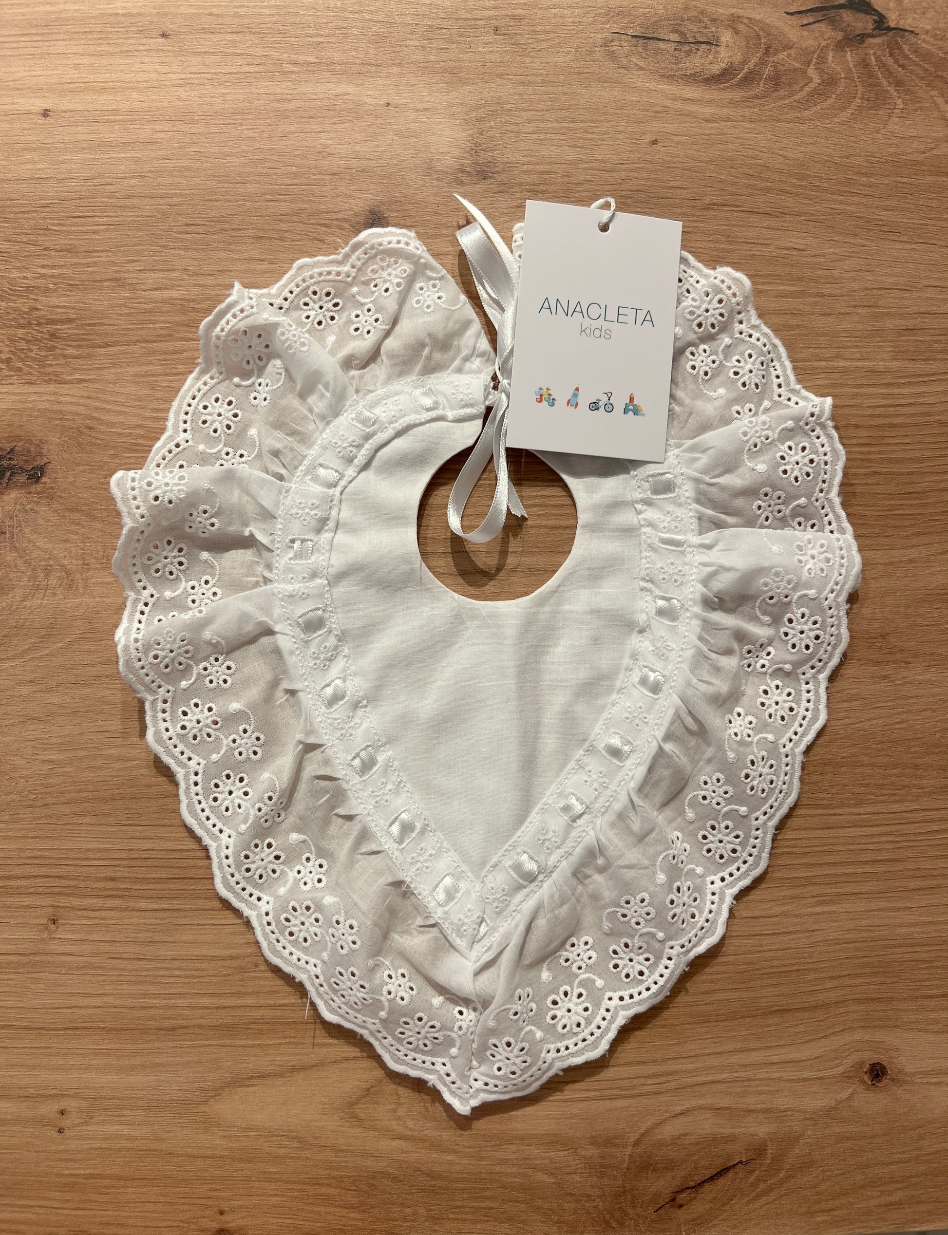 Babero alfiler blanco