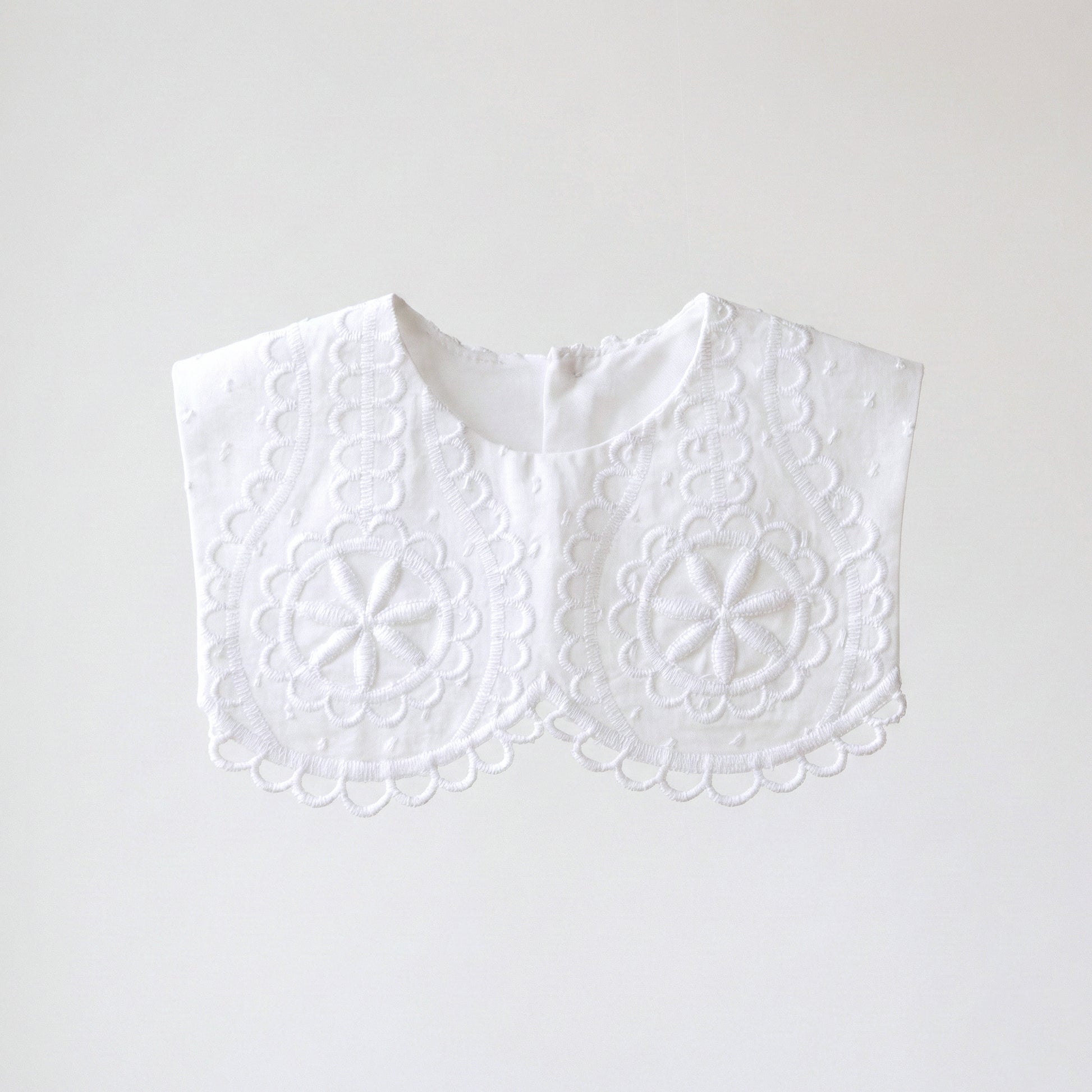 Faldón plumeti bordado