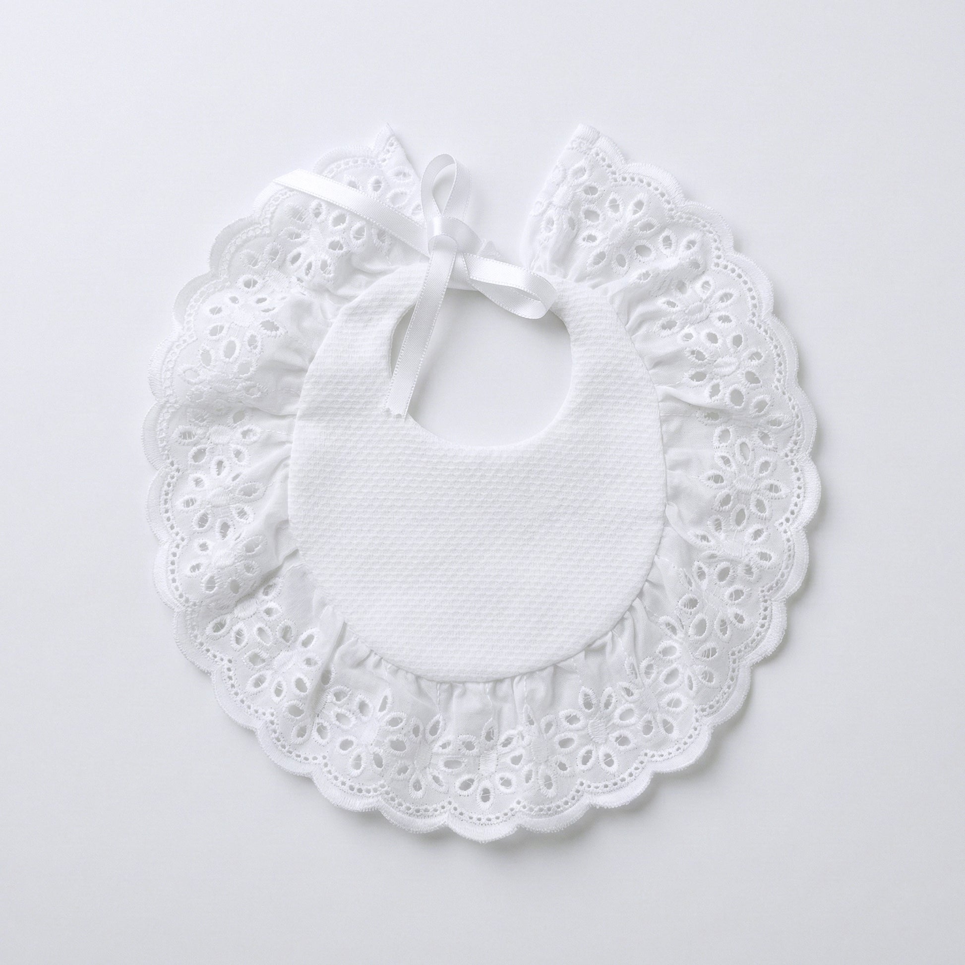 Babero redondo con puntilla flores