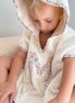 Poncho toalla Personalizado| Raíz | Flores ocre y azul
