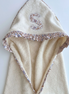 Toalla Capa Personalizada | Raíz | Flores ocre y azul