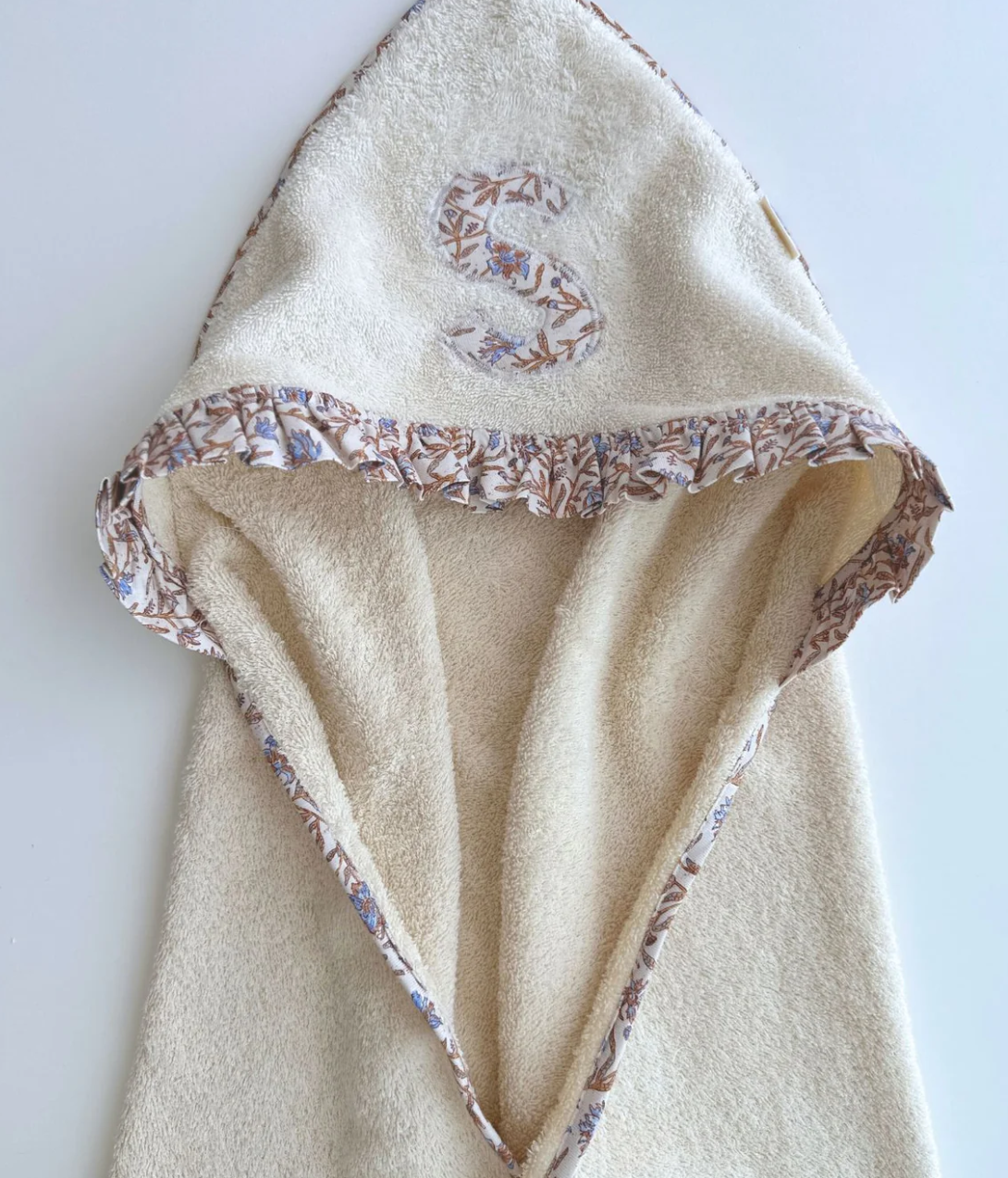 Toalla Capa Personalizada | Raíz | Flores ocre y azul