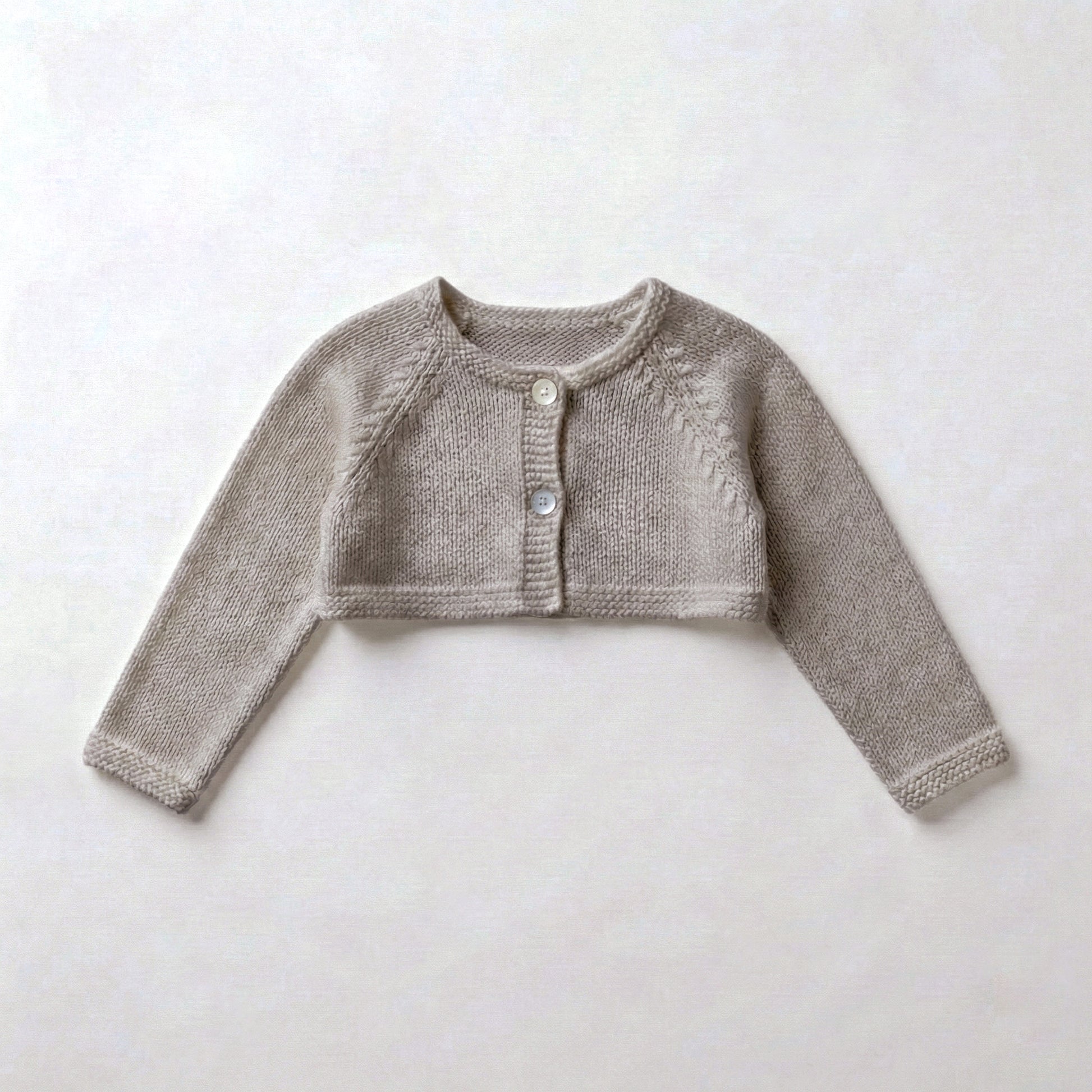 Chaqueta perlé corta beige