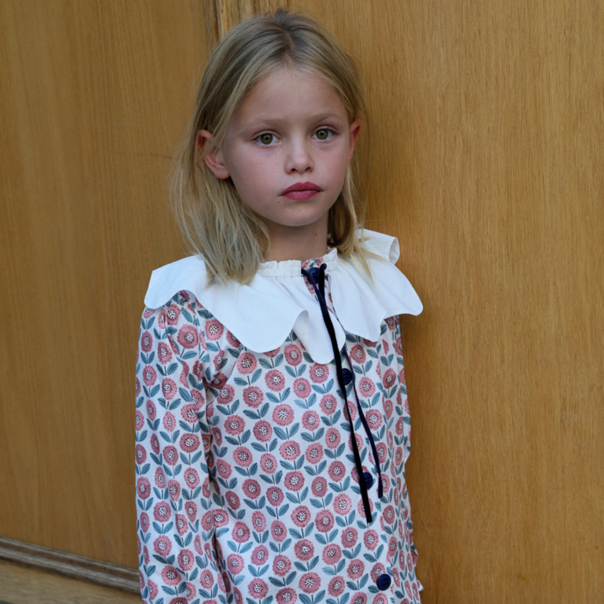 Blusa flores teja con cuello blanco y lazada azul