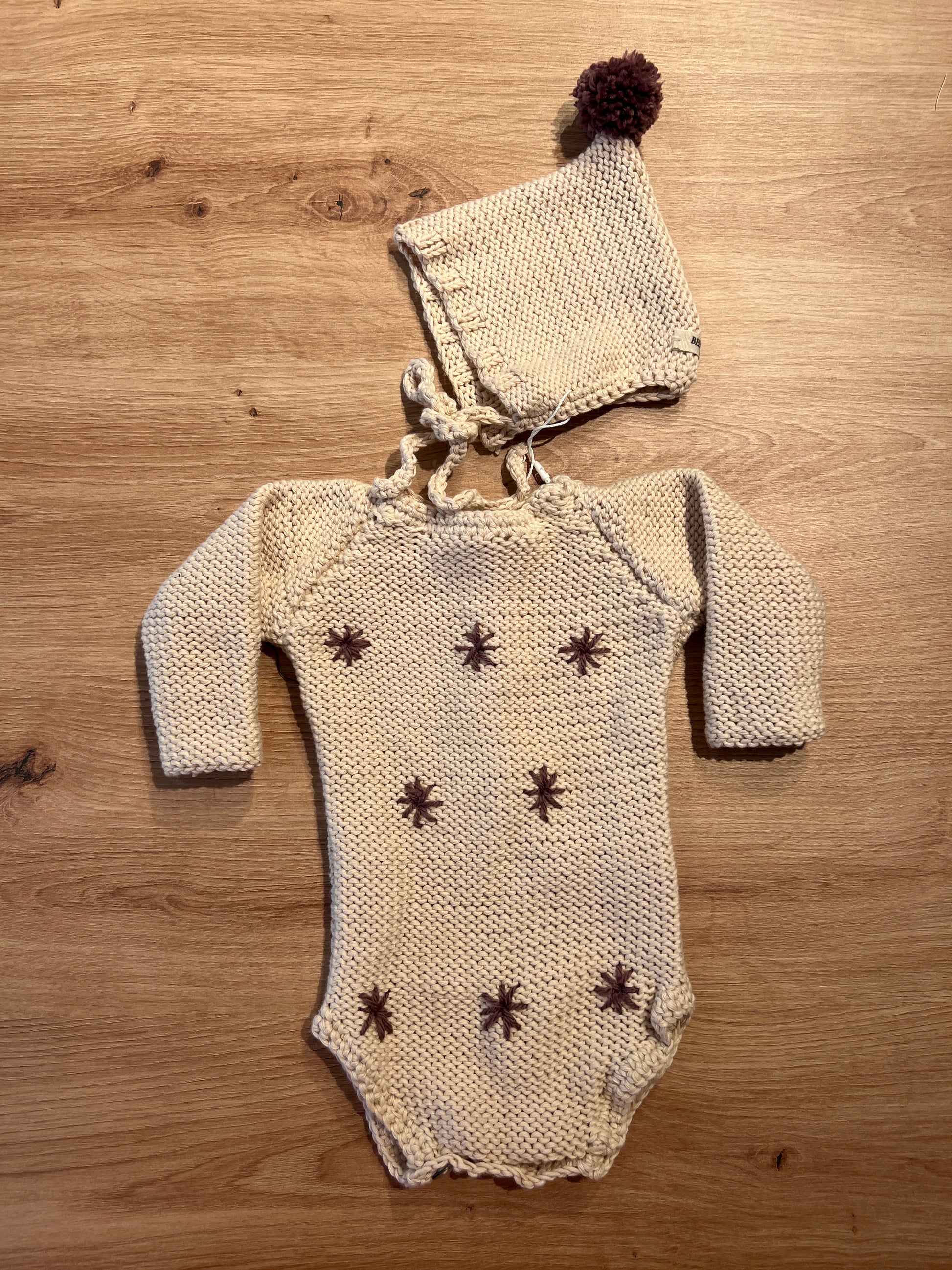 Conjunto pelele + capota estrellas beige