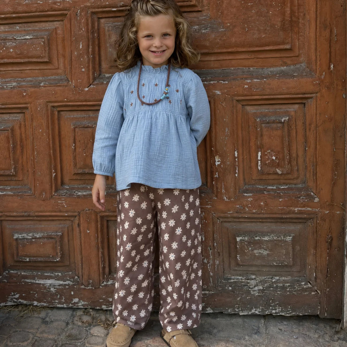 Pantalón niña largo flare micropana Cacao flor