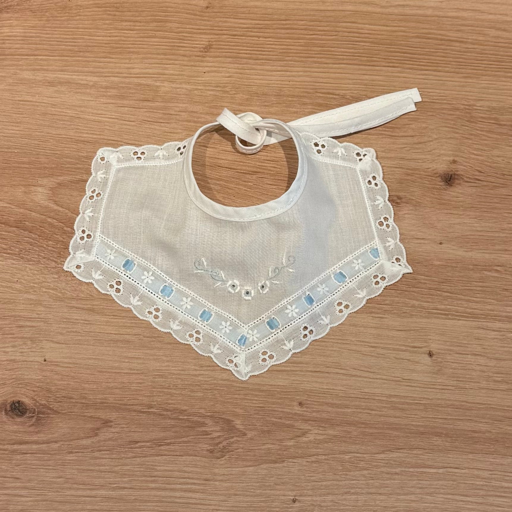 Cuello antiguo celeste