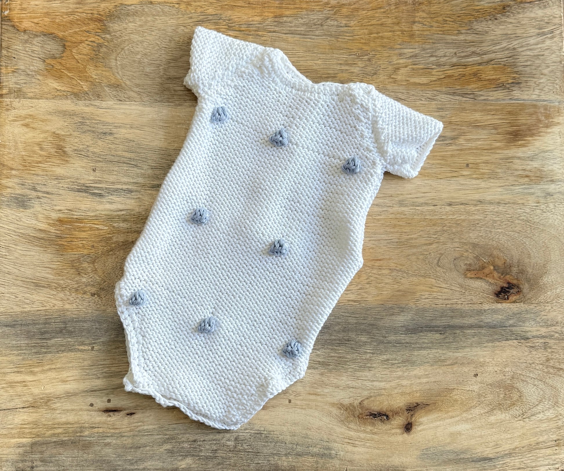 Pelele blanco bodoques azules manga corta