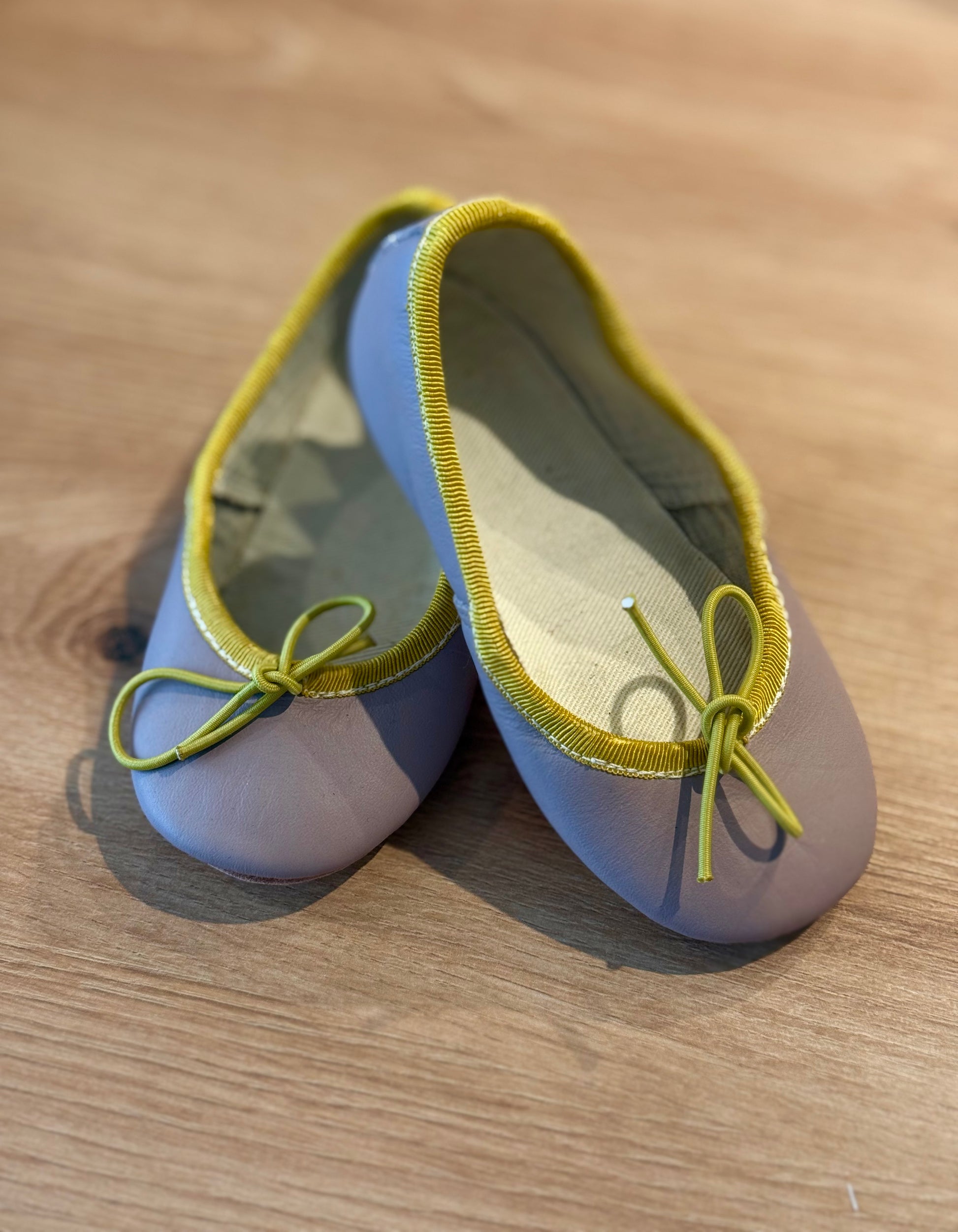 Manoletinas piel rosa ribete mostaza