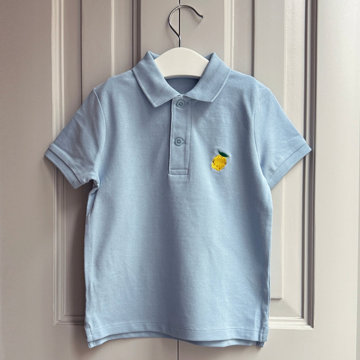 Polo celeste bordado
