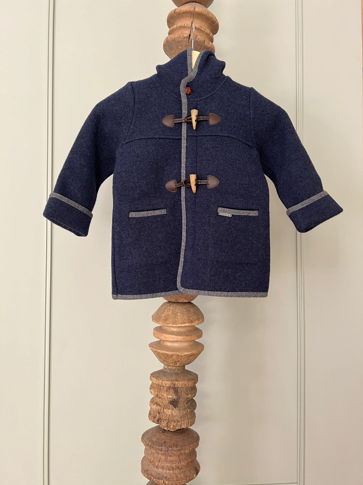 Trenka con capucha, cremallera y alamares azul jaspeado y gris medio