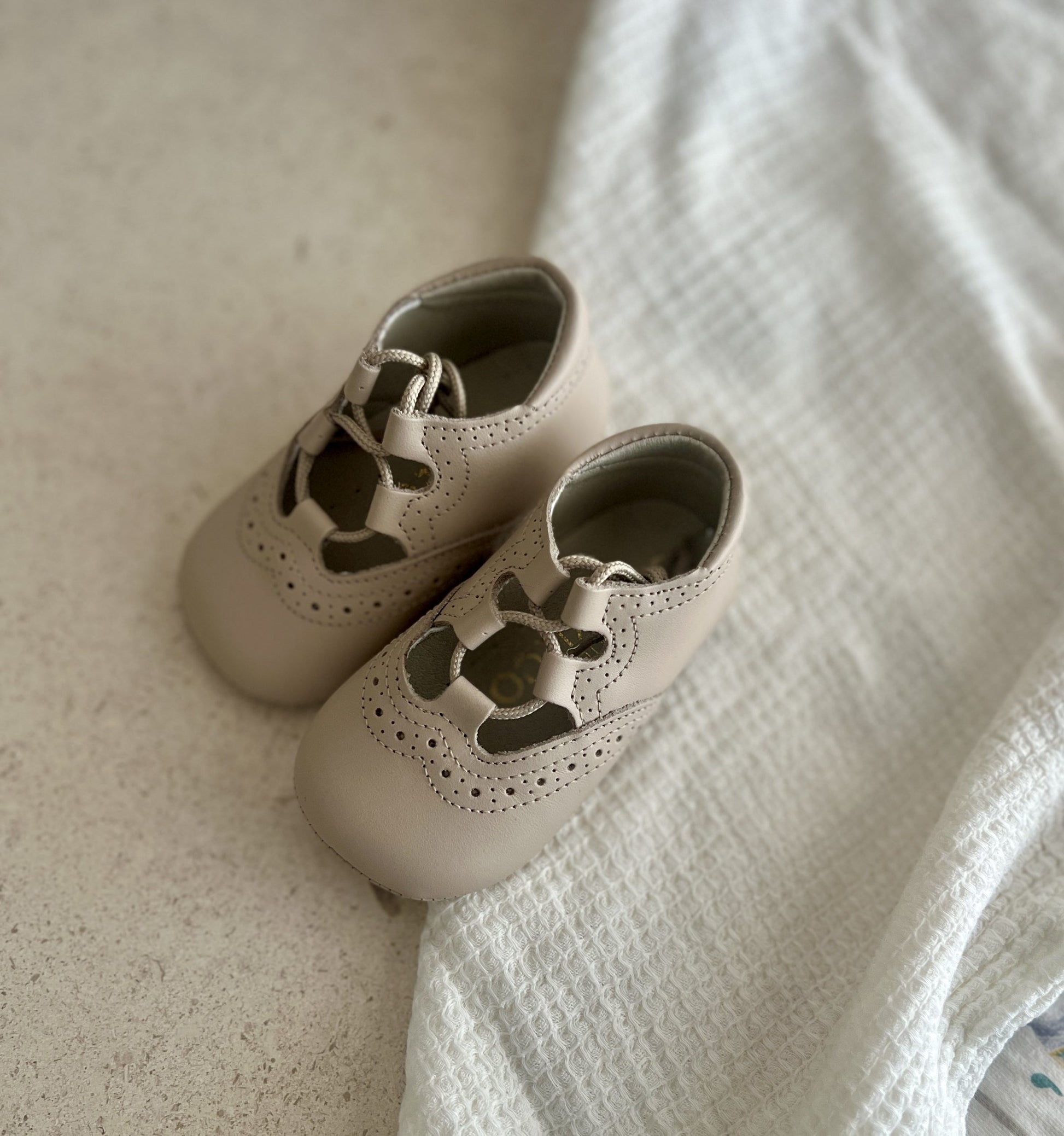 Inglesitos Nicolás piel beige