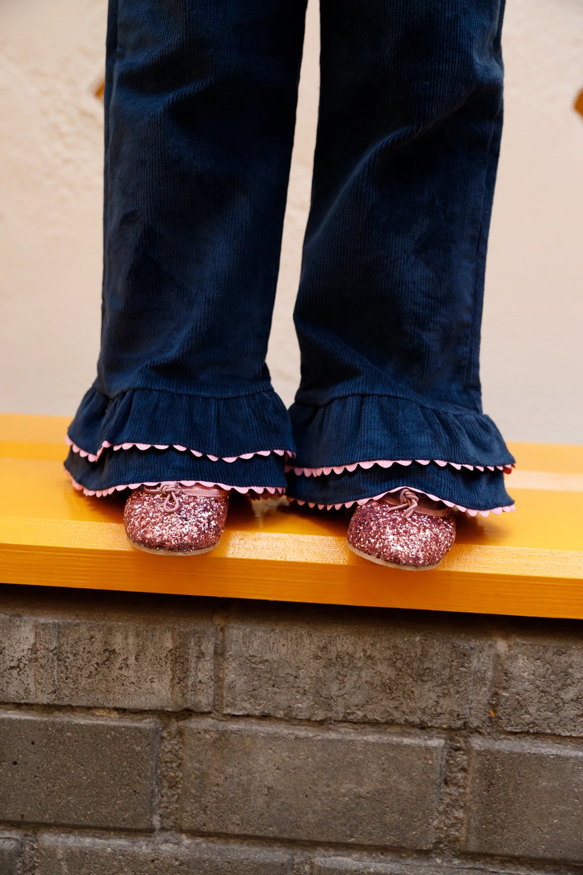 Pantalón doble volante pana azul zigzag rosa