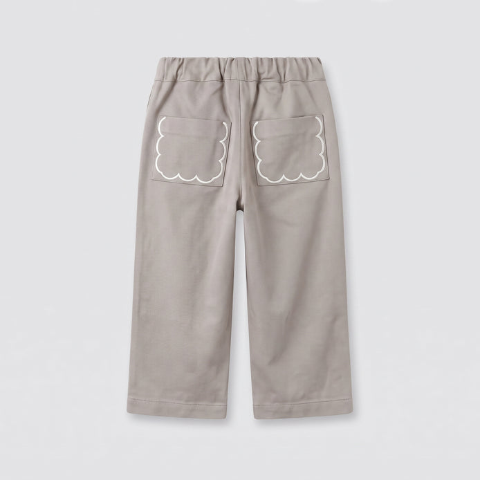 Pantalón beige bolsillos bordados