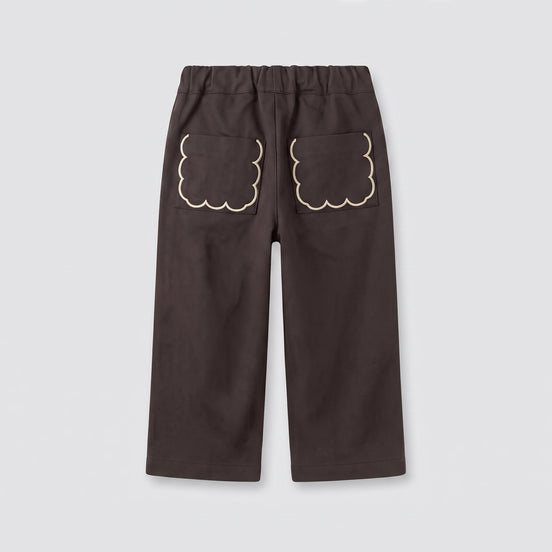 Pantalón chocolate bolsillos bordados