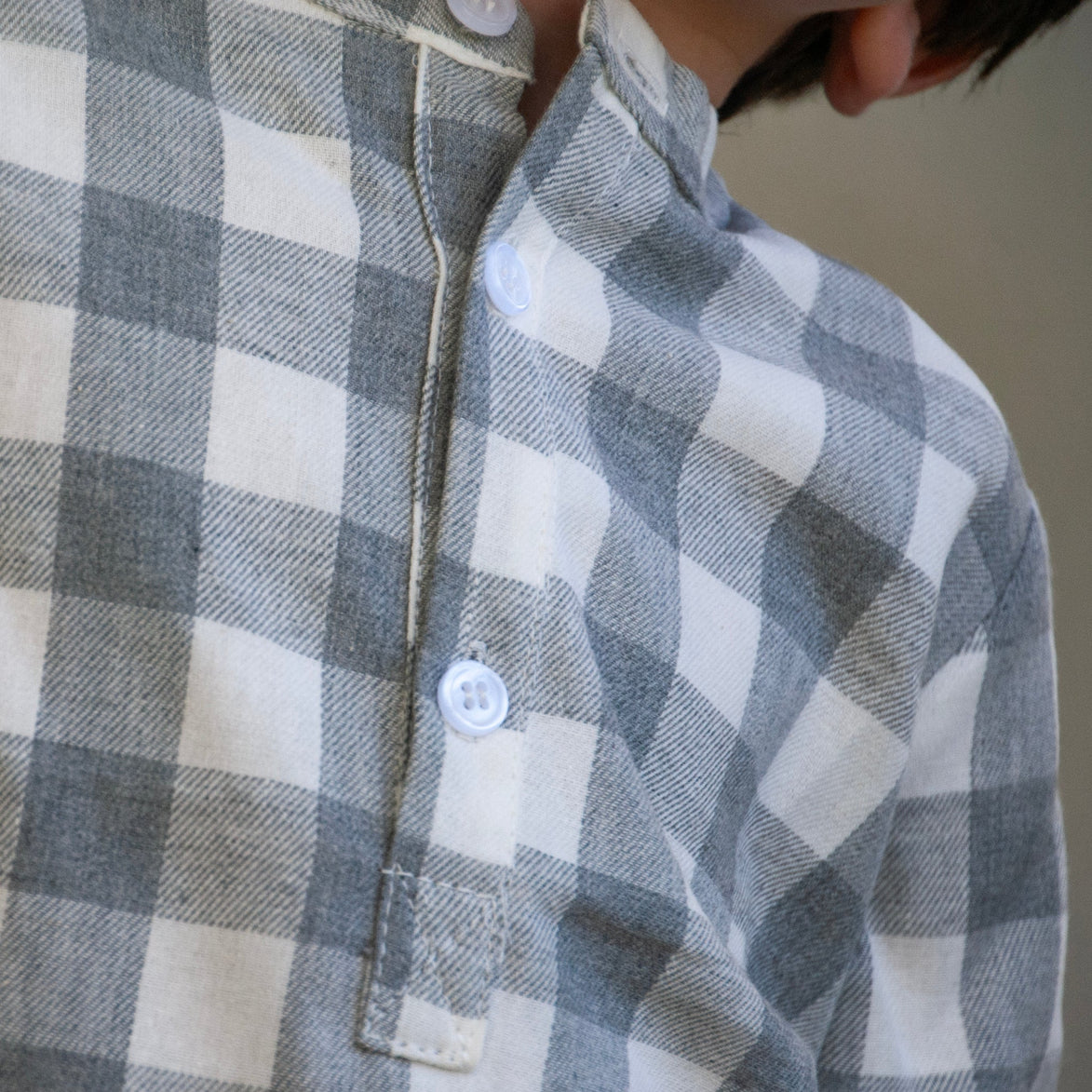 Polera cuadros grises