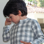 Polera cuadros grises