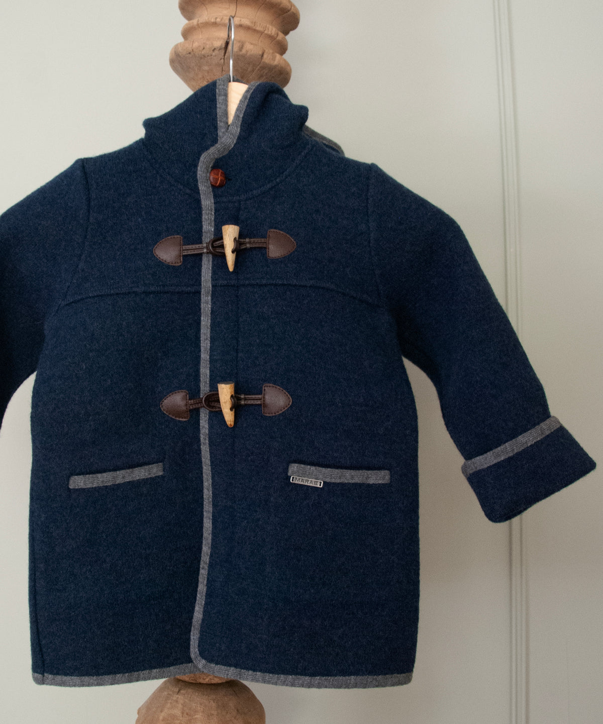 Trenka con capucha, cremallera y alamares azul jaspeado y gris medio