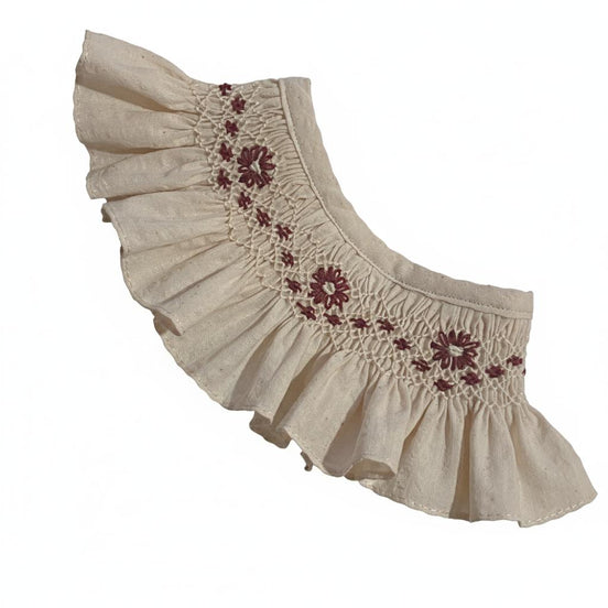 Cuello smock beige bordado burdeos