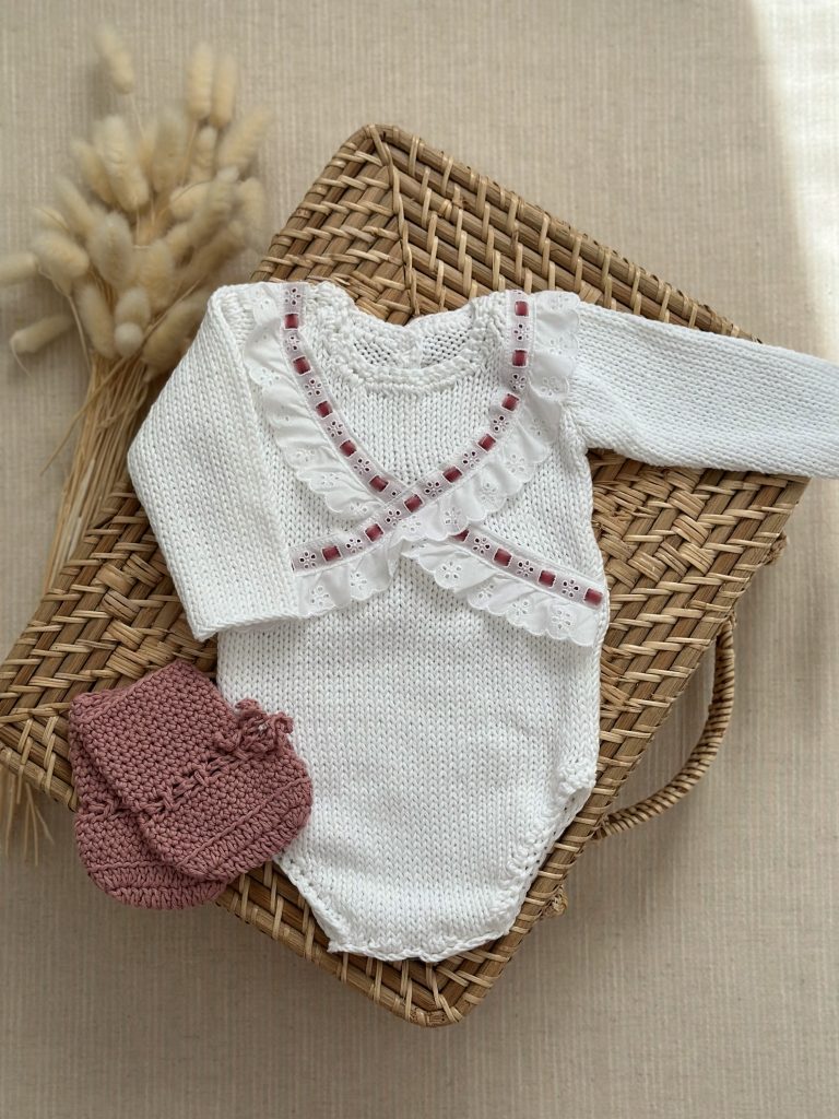 Conjunto Cayetana rosa empolvado (Con capota y patucos)