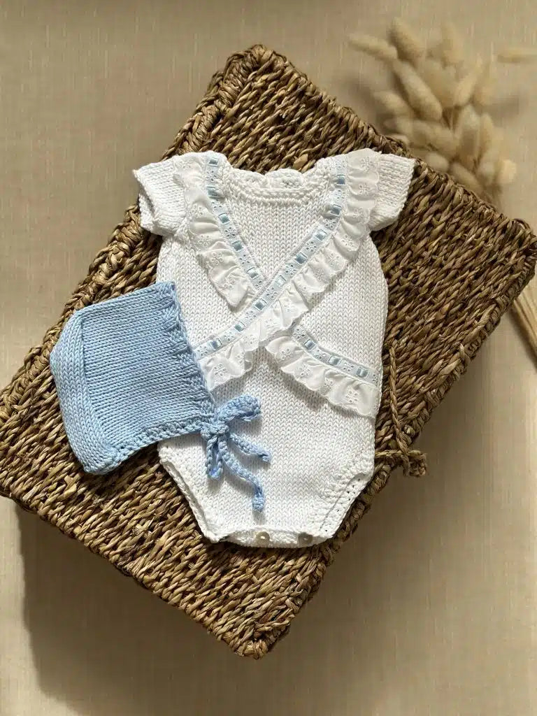 Conjunto Cayetana celeste (Con capota y patucos) MANGA LARGA