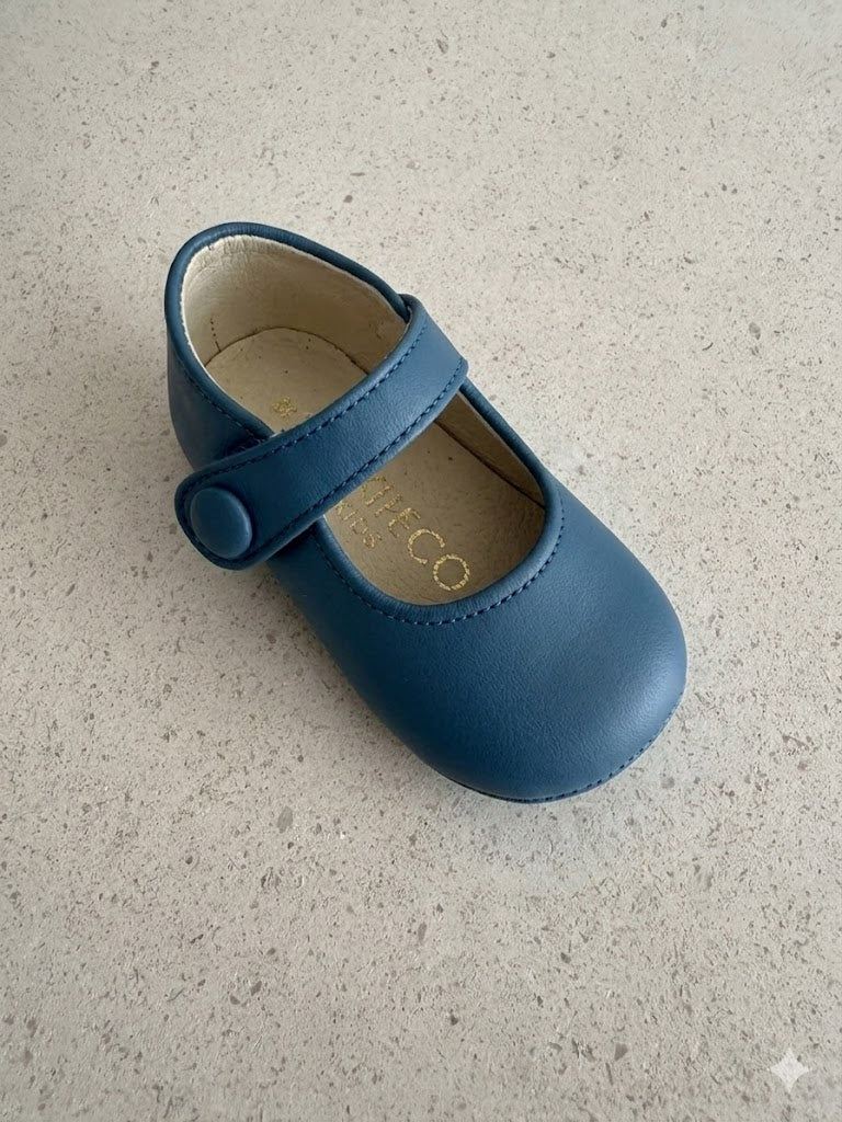 Badana Clara azafata